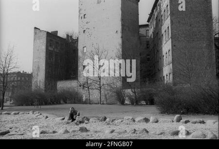 Allemagne, Berlin, 14.03.1991, pignon de la maison en squated à Senefelderplatz, terrain de jeux, [traduction automatique] Banque D'Images