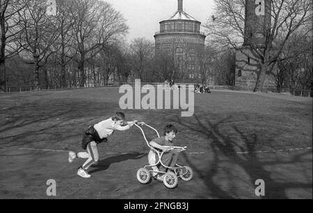 Allemagne, Berlin, 14.03.1991, printemps au château d'eau, enfants avec prams, [traduction automatique] Banque D'Images