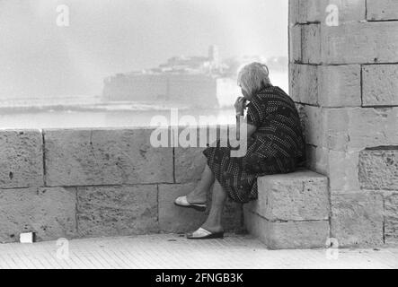 Malte, Valette, 08/12/1989 Archive NO: 11-40-07 Malte est un groupe d'îles de la mer Méditerranée entre la Sicile et la côte de l'Afrique du Nord. L'État est connu pour ses sites historiques, qui témoignent des conquêtes successives des Romains, des Maures, des Chevaliers de Saint Jean, des Français et des Britanniques. Malte abrite de nombreuses forteresses et des temples mégalithiques. Photo: Pensionné regardant la mer [traduction automatique] Banque D'Images