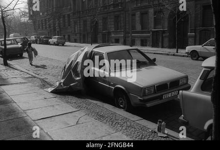 Allemagne, Berlin, 14.03.1991, voiture couverte dans la Christinenstraße ..., [traduction automatique] Banque D'Images