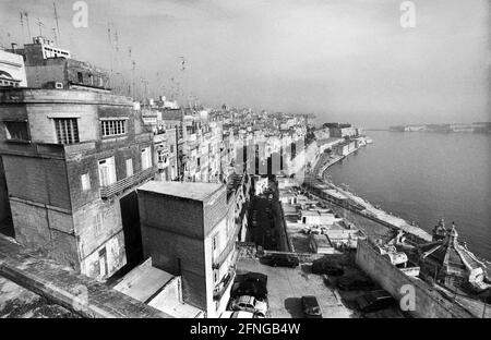 Malte, Valette, 1989-12-08 Archive NO: 11-40-13 Malte est un groupe d'îles de la mer Méditerranée entre la Sicile et la côte de l'Afrique du Nord. L'État est connu pour ses sites historiques, qui témoignent des conquêtes successives des Romains, des Maures, des Chevaliers de Saint Jean, des Français et des Britanniques. Malte abrite de nombreuses forteresses et des temples mégalithiques. Photo: Vieille ville de la Valette [traduction automatique] Banque D'Images