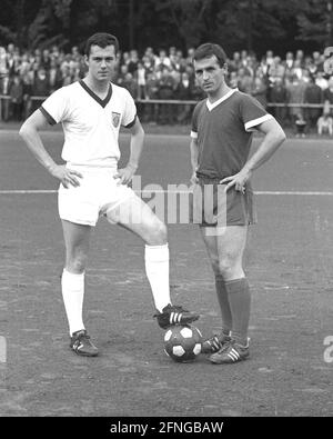 Franz Beckenbauer (FC Bayern Munich) Avec son frère Walter Beckenbauer (à gauche) à un match amical 22.08.1966 (date estimée) [traduction automatique] Banque D'Images