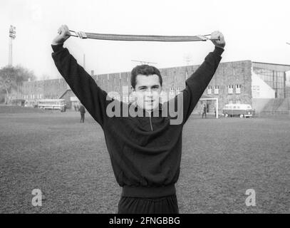 Franz Beckenbauer (FC Bayern München) pendant l'entraînement devant le stade de Grünwalder Straße avec expandeur 22.10.1965. [traduction automatique] Banque D'Images