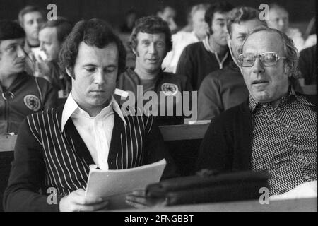 Cours d'arbitre de l'UEFA à Duisburg 01.09.1976. En face: Franz Beckenbauer. À côté de lui: Le secrétaire du DFB Hermann Joch. [traduction automatique] Banque D'Images