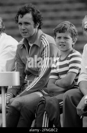 Franz Beckenbauer (FC Bayern München) comme spectateur au match du FC Bayern contre Hertha BSC le 12.06.1976. [traduction automatique] Banque D'Images