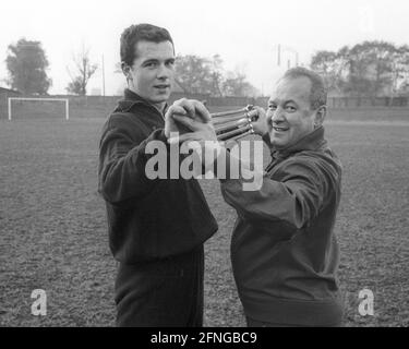 Formation 'Franz Beckenbauer (FC Bayern Munich) avec l'entraîneur Zlatko ''Tschiik'' Cajkovski avec expandeur 22.10.1965. [traduction automatique]' Banque D'Images