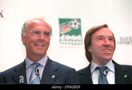 Conférence de presse pour la coupe du monde 2006 le 04.06.1999 à Leverkusen Franz Beckenbauer (à gauche) et Günter Netzer. [traduction automatique] Banque D'Images