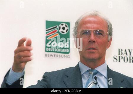 Conférence de presse pour la coupe du monde 2006 le 04.06.1999 à Leverkusen Franz Beckenbauer. [traduction automatique] Banque D'Images