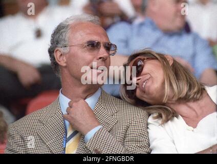 Franz Beckenbauer et sa femme Sybille en tant que spectateurs lors de la coupe du monde match Allemagne - Yougoslavie sur 21.06.1998 à Lens. [traduction automatique] Banque D'Images