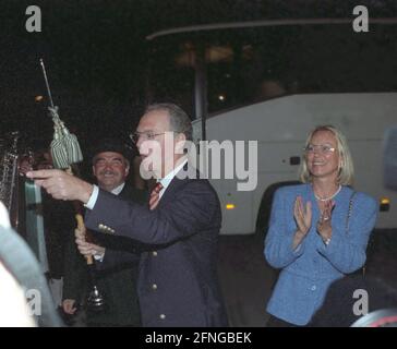 50ème anniversaire de Franz Beckenbauer (FC Bayern Munich) / Beckenbauer fixe le rythme, à droite son épouse Sybille 11.09.1995 [traduction automatique] Banque D'Images
