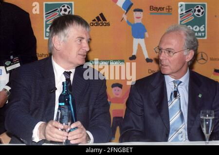 Conférence de presse pour la coupe du monde 2006 le 04.06.1999 à Leverkusen Franz Beckenbauer (à droite) et ministre fédéral de l'intérieur Otto Schily. [traduction automatique] Banque D'Images