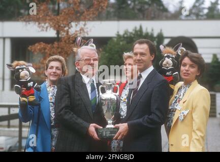 Présentation du Championnat d'Europe 1988 à Düsseldorf. Franz Beckenbauer (équipe nationale allemande) et Hermann Neuberger, président du DFB, présentent la coupe entourée d'hôtesses EM. 15.04.1988. Copyright pour usage journalistique seulement! Réservé à un usage éditorial ! Copyright pour usage journalistique uniquement ! Réservé à un usage éditorial ! [traduction automatique] Banque D'Images