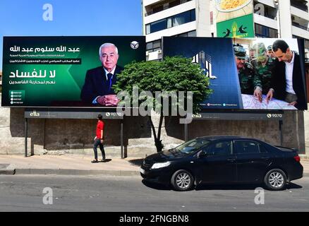 (210517) -- DAMAS, 17 mai 2021 (Xinhua) -- des affiches de candidats à la présidence syrienne sont visibles à Damas, Syrie, 16 mai 2021. Les campagnes présidentielles syriennes ont officiellement commencé dimanche, alors que des affiches du président Bachar el-Assad et des deux autres candidats remplissaient les places et les rues de la capitale Damas. (Photo par Ammar Safarjalani/Xinhua) Banque D'Images