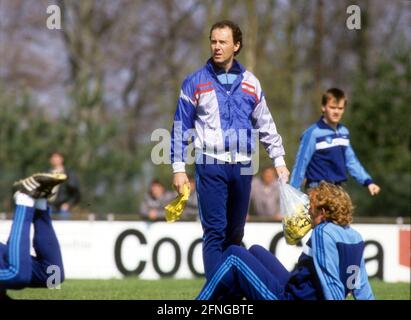 Formation de l'équipe nationale allemande de football 26.04.1988 le Team Manager Franz Beckenbauer distribue des gilets jaunes , Andreas Brehme est assis en face , Mafred Schwabl en arrière droit d'auteur pour un usage journalistique seulement ! Réservé à un usage éditorial ! [traduction automatique] Banque D'Images