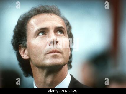 Coupe du monde de football 1990 en Italie : Allemagne - pays-Bas sur 24.06.1990 à Milan. L'entraîneur national Franz Beckenbauer positive , regarde vers le haut [traduction automatique] Banque D'Images