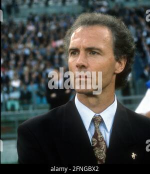 Coupe du monde de football 1990 : finale Allemagne-Argentine à Rome. L'entraîneur Franz Beckenbauer s'est concentré avant le match 08.07.1990 [traduction automatique] Banque D'Images