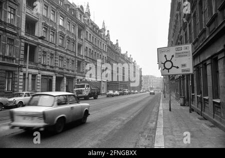 Allemagne, Guten, 06 janv. 1990. Archive no: 12-07-01 Guben, du 1961 au 1990 Wilhelm-Pieck-Stadt Guben est une ville située dans le quartier de Spree-Neiße, dans la Basse-Lusatia, dans le Brandebourg. La ville se trouve sur la rivière Neisse, qui forme la frontière entre l'Allemagne et la Pologne. La ville centrale, située à l'est de la rivière Neisse, a été séparée en 1945 par la démarcation de la frontière Oder-Neisse, placée sous l'administration polonaise et depuis, forme la ville polonaise indépendante de Gubin. Photo: Vue de la vieille ville [traduction automatique] Banque D'Images