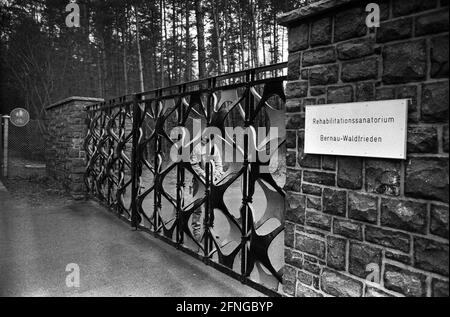 Allemagne, Berlin-est, 11.01.1990. Archive-No.: 12-05-23 35 km au nord de Berlin, le soi-disant Waldsiedlung Wandlitz a été construit entre 1958 et 1961 pour la SED politburo et hermétiquement scellé. Décembre 1989 : le gouvernement Modrow a ordonné au Pritburo SED de quitter le pays. Photo: Entrée à Waldsiedlung Wandlitz [traduction automatique] Banque D'Images