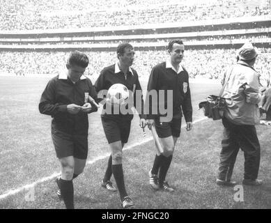 Coupe du monde 1970: Allemagne - Italie 3:4 N.V. on 17.06.1970 à Mexico Referee Arturo Yamasaki avec les linesmen pas de sortie de modèle ! [traduction automatique] Banque D'Images