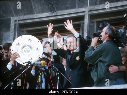 L'entraîneur Franz Beckenbauer (FC Bayern München) célèbre le championnat allemand sur le balcon de la mairie de Marienplatz , à gauche le trophée du championnat 07.05.1994 [traduction automatique] Banque D'Images