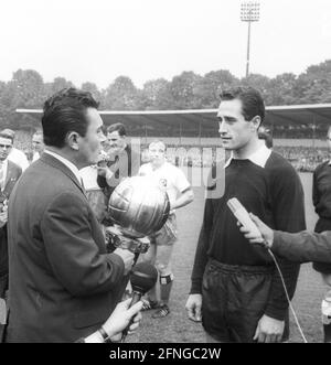 Borussia Dortmund - Hamburger SV 2:2 on 01.10.1965 gardien de but Hans Tilkowski honoré par Friedebert Becker comme footballeur de l'année [traduction automatique] Banque D'Images