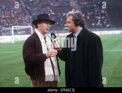 Franz Beckenbauer (FC Bayern München) est interviewé par Premiere avant le match du FC Bayern contre Karlsruher SC sur 28.11.1992 au stade olympique de Munich. [traduction automatique] Banque D'Images