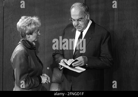 Allemagne, Bonn, 03.05.1990 Archive No.: 15-65-14 Réunion du Cabinet fédéral photo: Le Chancelier fédéral Helmut Kohl parle à Gerda Hasselfeldt, Ministre fédéral de la planification régionale, de la construction et du développement urbain [traduction automatique] Banque D'Images