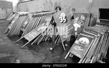 Berlin / Gewerkschaft / 2 / 1984 IG-Metall se prépare pour la grande campagne : semaine de travail de 35 heures. Derrière le bâtiment du syndicat à Kreuzberg, les affiches à distribuer sont stockées. // travail / Syndicat / heures de travail / [traduction automatique] Banque D'Images