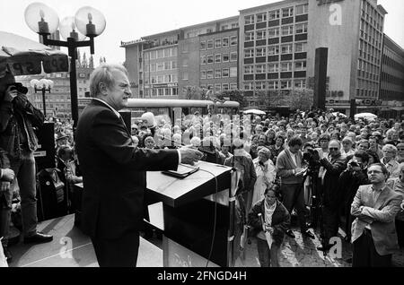 Allemagne, Muelheim , 21.04.1990 Archive-No.: 15-36-07 NRW-SPD campagne électorale d'état à Muelheim/Ruhr photo: SPD top candidate Johannes Rau [traduction automatique] Banque D'Images