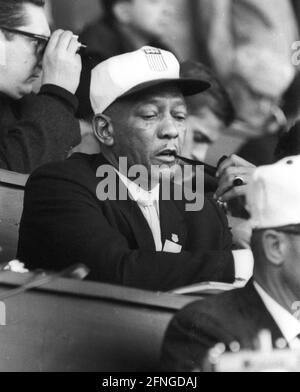 Jeux olympiques d'été à Tokyo 1964. Athlétisme : légende des pistes et des champs Jesse Owens dans les stands Rec. 16.10.1964. [traduction automatique] Banque D'Images