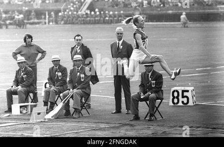 Jeux olympiques d'été à Tokyo 1964. Athlétisme: Tatjana Sergejewna Schtschelkanowa (UDSSR) action dans le long saut. Derrière ses 6 juges copyright pour usage journalistique seulement ! Usage éditorial uniquement ! [traduction automatique] Banque D'Images