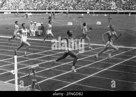 Jeux olympiques d'été à Tokyo 1964. Athlétisme : photo d'arrivée 400 m hommes. Michael Larrabee (USA/RE.) juste en face de Wendell Mottley (Trinidad). Rec. 20.10.1964. [traduction automatique] Banque D'Images