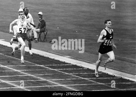 Jeux olympiques d'été à Tokyo 1964. Athlétisme : Peter Snell (Nouvelle-Zélande) à l'arrivée à 800 m derrière : William Crothers (Canada). Rec. 16.10.1964. [traduction automatique] Banque D'Images