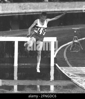 Jeux olympiques d'été à Tokyo 1964. Athlétisme: 3000m steeplechase: Gaston Roelants (bel) action au fossé d'eau. Rec. 17.10.1964. [traduction automatique] Banque D'Images