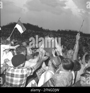 Match d'adieu Fritz Walter 21.06.1959 / 1. FC Kaiserslautern - Racing Club -RC- Paris / Fritz Walter est pris sur les épaules de fans enthousiastes après le match. [traduction automatique] Banque D'Images