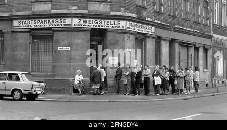 Saxe / pays de la RDA / début 1990 Karl-Marx-Stadt, Chemnitz attendant devant la banque d'épargne de la ville de présenter la demande d'échange de monnaie. Chaque citoyen GDR devait ouvrir un compte s'il voulait avoir D-Mark au milieu de l'année. // unification / banques / *** Légende locale *** Allemagne de l'est / unification / communisme / Queuing pour le Mark occidental dans la ville de Karl Marx. Une vieille femme attend un téléviseur indésirable. Chaque Allemand de l'est a dû ouvrir un compte pour obtenir de l'argent de l'Allemagne de l'Ouest. Les personnes s'inscrivent ici. La ville a été rebaptisée Chemnitz en 1990. [traduction automatique] Banque D'Images