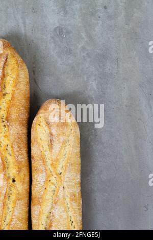 Photo ci-dessus de pain de baguette sur fond de béton gris . CopySpace pour le texte Banque D'Images