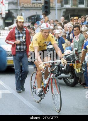 Tour de France 1977. Didi Thurau (Allemagne) après la 13ème étape, traverse Fribourg dans le maillot jaune. 14.07.1977. [traduction automatique] Banque D'Images