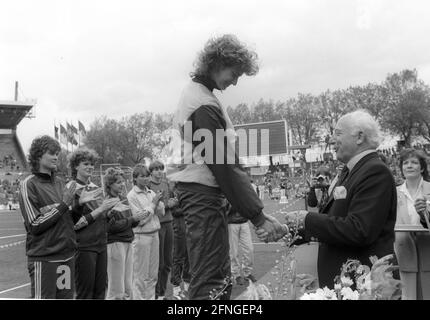 Championnats d'athlétisme allemand 1984 à Düsseldorf. Saut en hauteur pour femme. Heike Redetzky (à gauche) remporte la victoire devant Ulrike Meyfarth et est honoré par l'ancien président fédéral Walter Scheel 24.06.1984. [traduction automatique] Banque D'Images