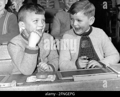 Apparemment bien se mettre: Bancs voisins dans une école primaire [traduction automatique] Banque D'Images