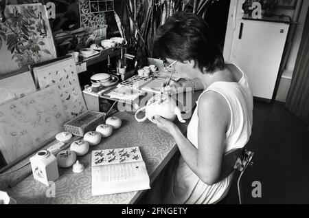 Allemagne, Meissen, 14.08.1990 Archive-No.: 19-33-02 Porzellanmanufaktur Meissen photo: Ouvrier peinture porcelaine figure [traduction automatique] Banque D'Images