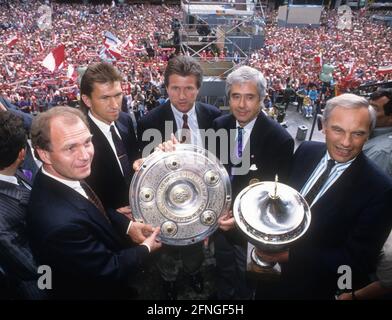 FC Bayern München Champion d'Allemagne 1990. 12.05.1990. De gauche à droite : le directeur Uli Hoeneß, Klaus Augenthaler, l'entraîneur Jupp Heynckes, le président du Dr. Fritz Scherer et le maire de Lord Georg Kronawitter présentent le trophée du championnat. [traduction automatique] Banque D'Images