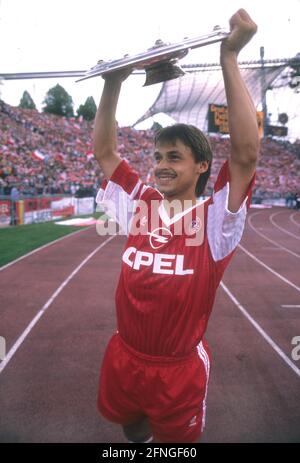 FC Bayern München Champion d'Allemagne 1990. 12.05.1990. OLAF Thon présente le trophée du championnat. [traduction automatique] Banque D'Images