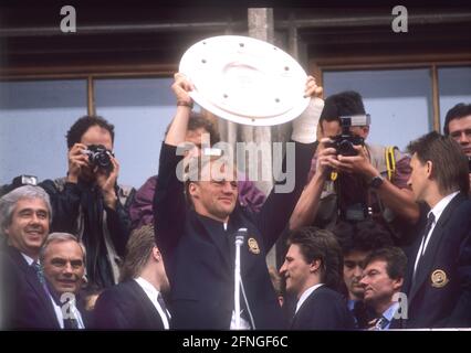 FC Bayern Munich Champion d'Allemagne 1990. Célébration du championnat à Marienplatz 12.05.1990. Hansi Pflügler présente le trophée du championnat. En arrière-plan à droite : Thomas Kasenmaier, co-formateur Egon Coordes et Klaus Augenthaler. Sur la gauche: Le Président Dr. Fritz Scherer et le Maire de Lord Georg Kronawitter. [traduction automatique] Banque D'Images