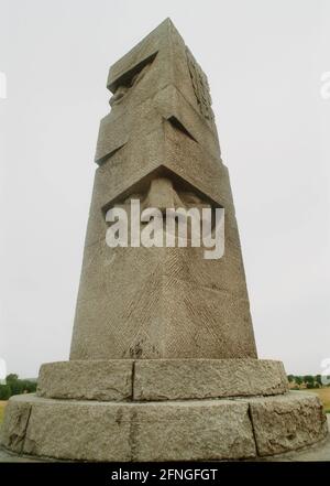 Pologne / Histoire / Moyen Age / 8/ 1995 Mémorial Grunwald / Tannenberg en Prusse orientale. Ici, en 1410, l'ordre allemand des chevaliers de Pologne et de Lituanie a été battu dans une bataille. En 1914, le général allemand Hindenburg défait les Russes. Un mémorial pompeux a été construit, qui a été démoli par les Polonais en 1945. // Allemagne-Pologne / Guerre / conquête de l'est / Prusse de l'est / Monument / Soviétiques *** Légende locale *** Guerre / Histoire / en Grunwald / Tannenberg l'armée polonaise a vaincu l'ordre des chevaliers allemands en 1410. C'était le début du déclin de la conquête allemande de l'ex-païen Banque D'Images