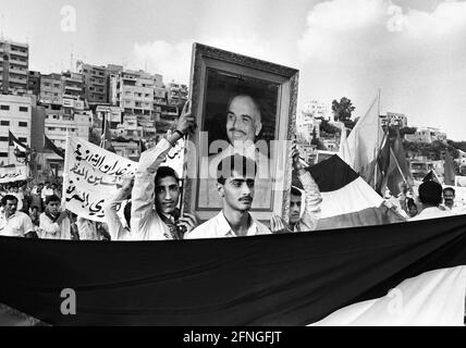 Jordanie, Amman 01.10.1990 No. D'archive: 20-60-14 Stadtfotos Amman photo: Manifestation contre les Etats-Unis avec photo du Roi Hussein Bin Talal [traduction automatique] Banque D'Images
