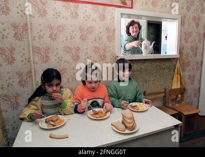 UKR , UKRAINE : enfants dans une maison d'enfants à Kiev déjeuner , février 1999 [traduction automatique] Banque D'Images