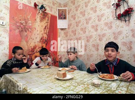 UKR , UKRAINE : enfants dans une maison d'enfants à Kiev déjeuner , février 1999 [traduction automatique] Banque D'Images