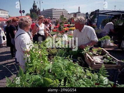 FIN , FINLANDE : clients et vendeurs / commerçants sur un marché à Helsinki , juin 1999 [traduction automatique] Banque D'Images