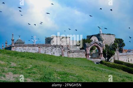 Cimetière de la ville espagnole de Comillas dans la région Cantabrique, situé sur un promontoire qui le rend visible d'une partie de la ville, et près de t Banque D'Images